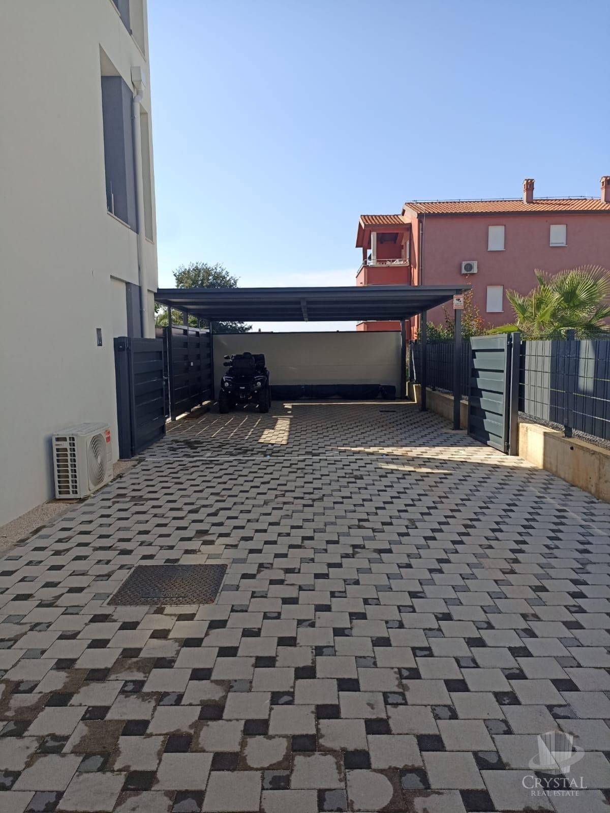 Appartamento di lusso con piscina riscaldata, splendido e funzionale giardino e posto auto coperto e chiudibile per quattro veicoli