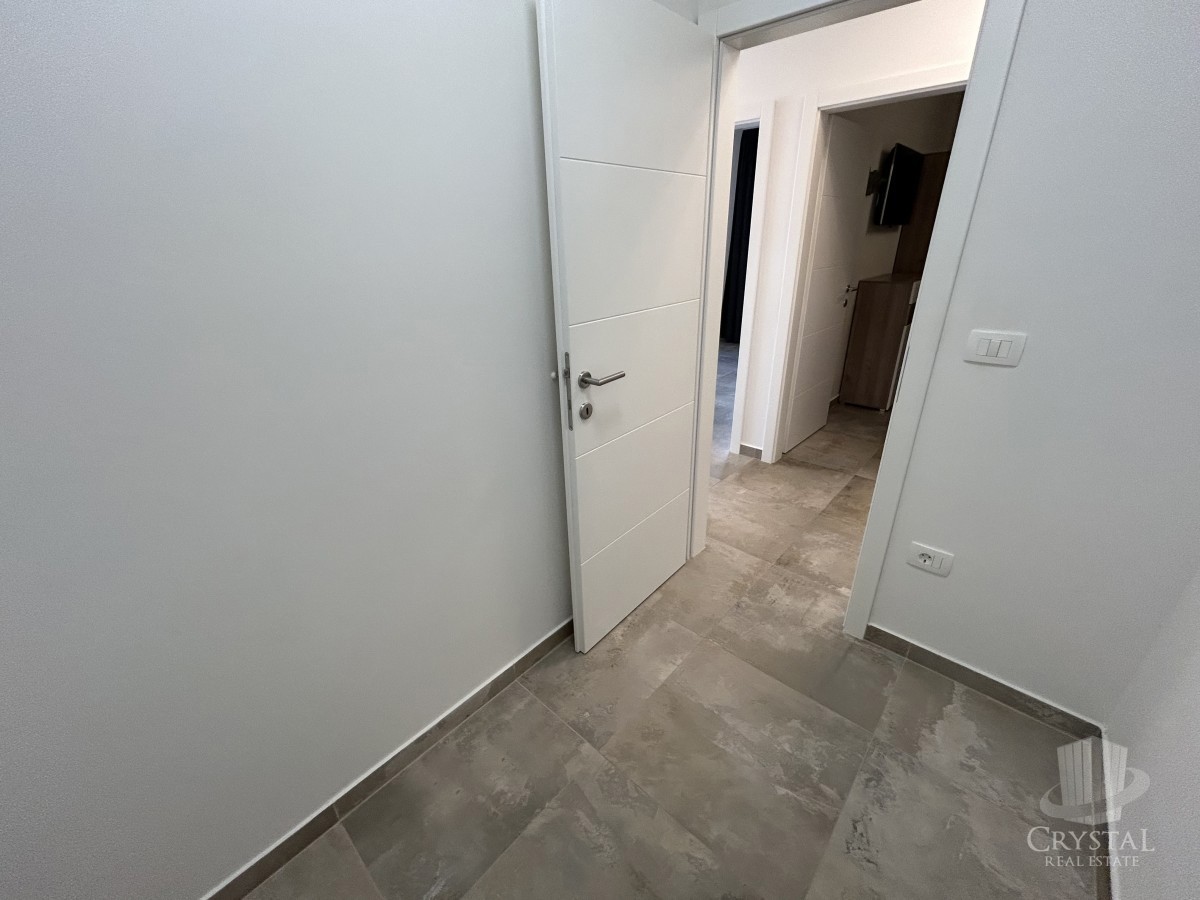 Appartamento di lusso con piscina riscaldata, splendido e funzionale giardino e posto auto coperto e chiudibile per quattro veicoli