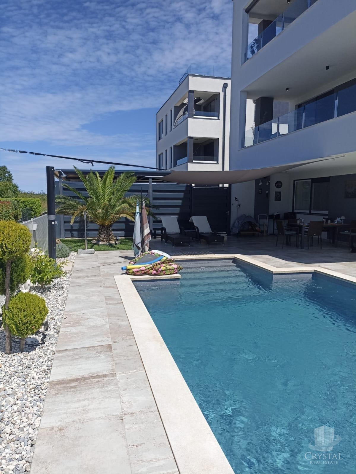 Appartamento di lusso con piscina riscaldata, splendido e funzionale giardino e posto auto coperto e chiudibile per quattro veicoli