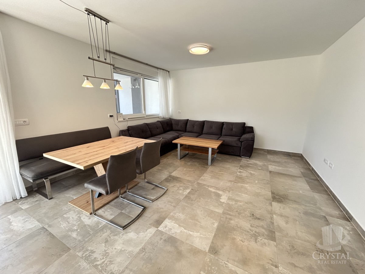 Appartamento di lusso con piscina riscaldata, splendido e funzionale giardino e posto auto coperto e chiudibile per quattro veicoli