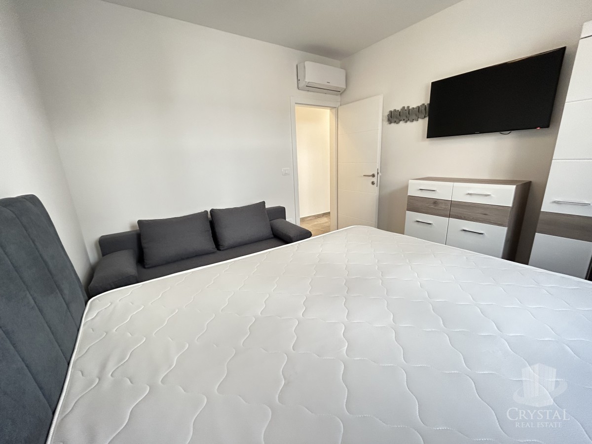 Appartamento di lusso con piscina riscaldata, splendido e funzionale giardino e posto auto coperto e chiudibile per quattro veicoli