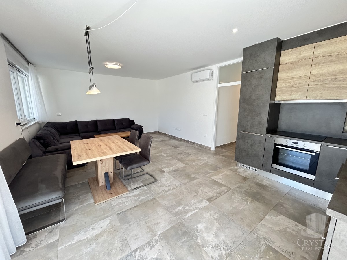 Appartamento di lusso con piscina riscaldata, splendido e funzionale giardino e posto auto coperto e chiudibile per quattro veicoli