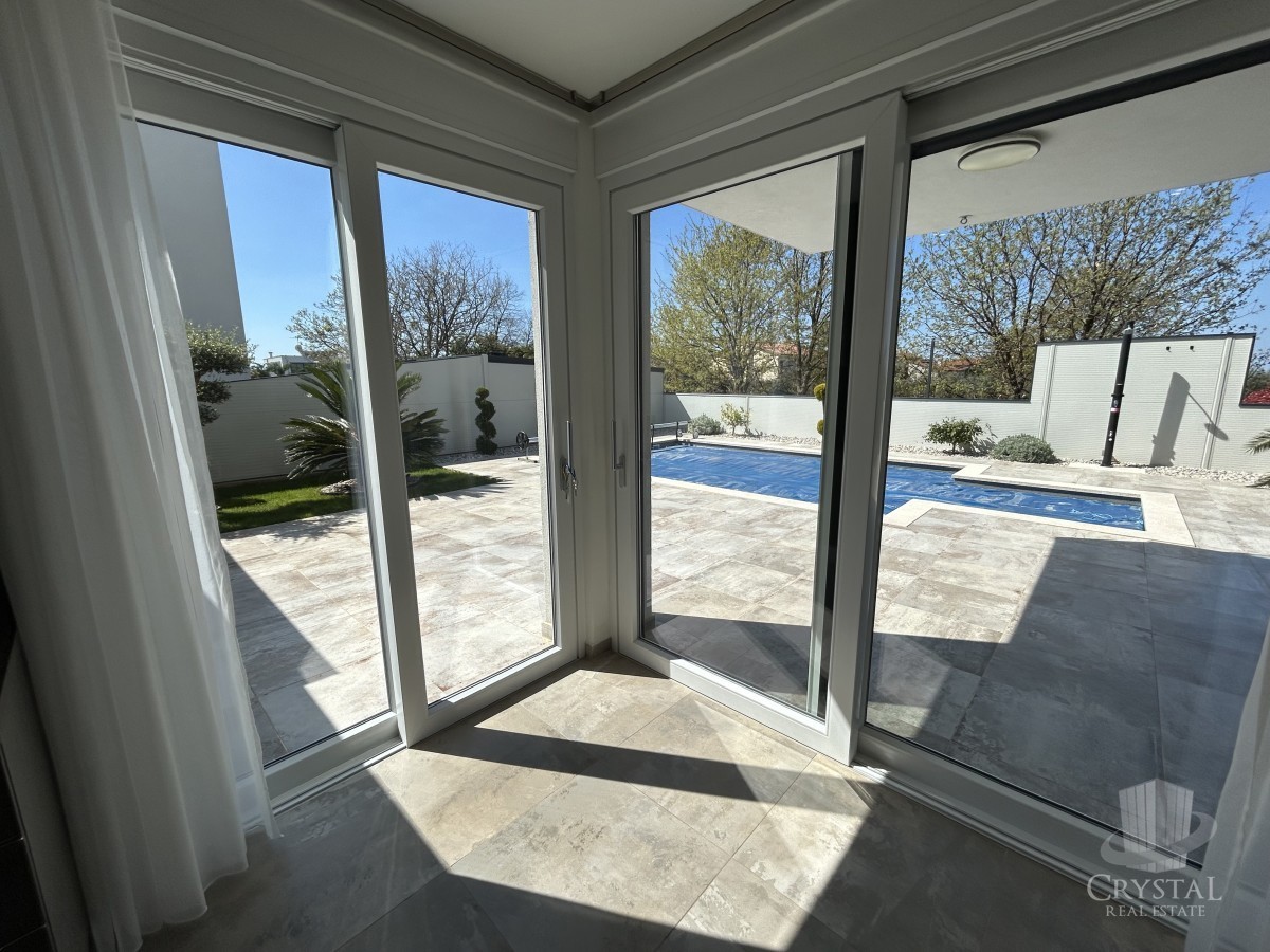 Appartamento di lusso con piscina riscaldata, splendido e funzionale giardino e posto auto coperto e chiudibile per quattro veicoli