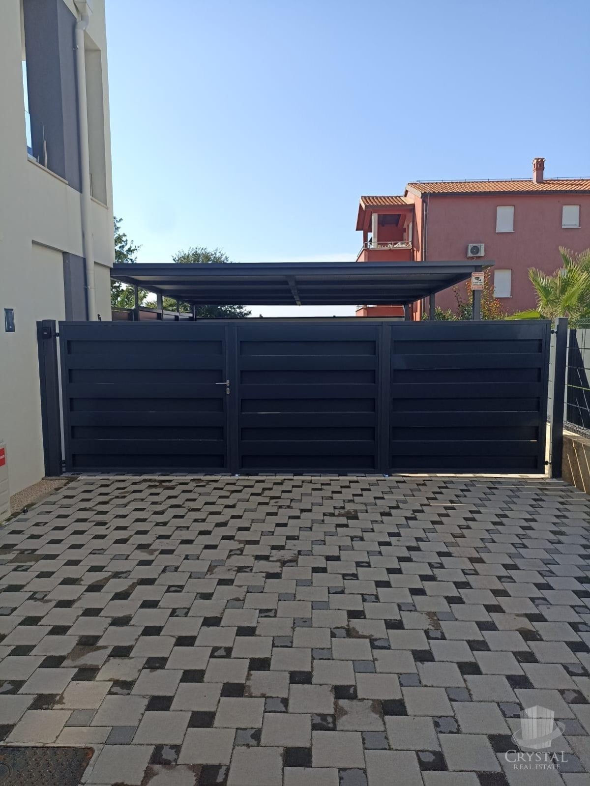 Appartamento di lusso con piscina riscaldata, splendido e funzionale giardino e posto auto coperto e chiudibile per quattro veicoli