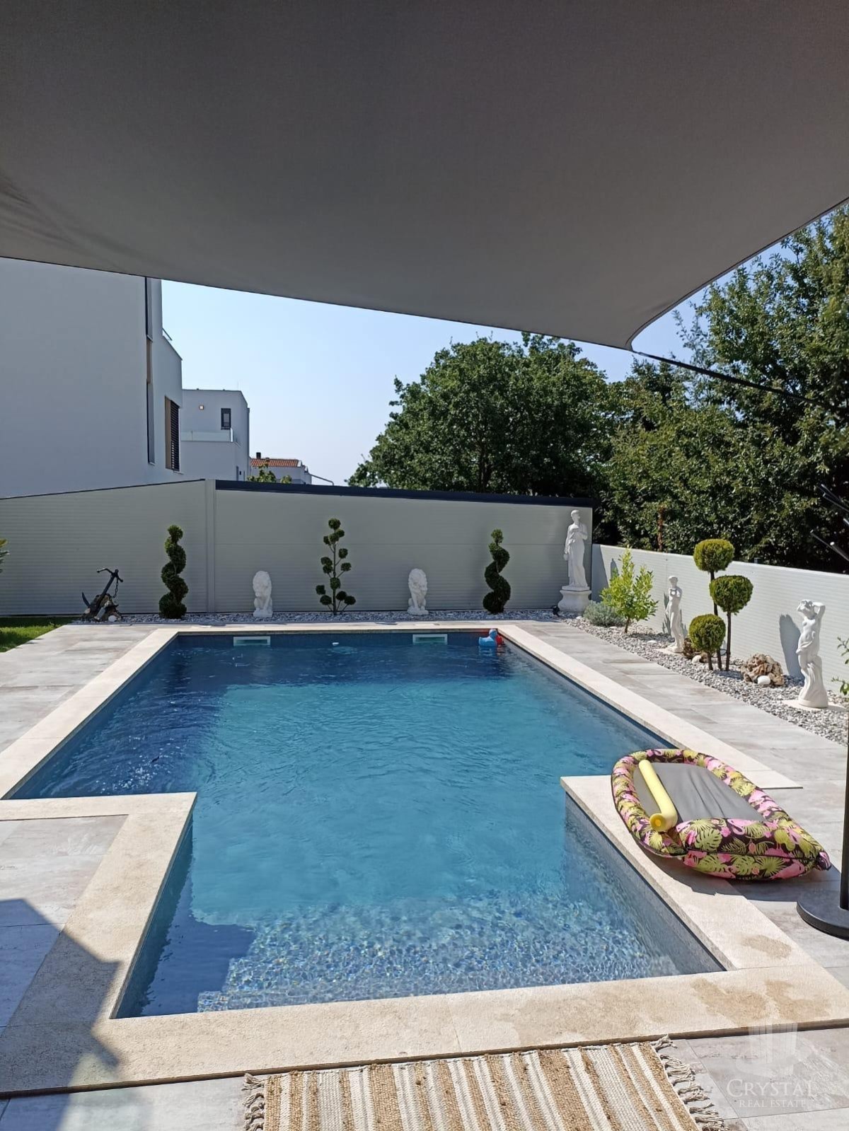 Appartamento di lusso con piscina riscaldata, splendido e funzionale giardino e posto auto coperto e chiudibile per quattro veicoli