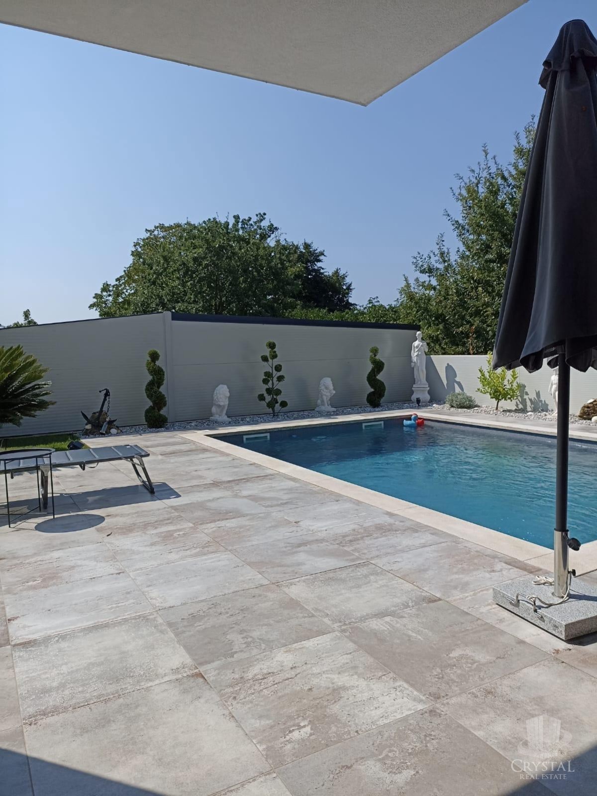 Appartamento di lusso con piscina riscaldata, splendido e funzionale giardino e posto auto coperto e chiudibile per quattro veicoli