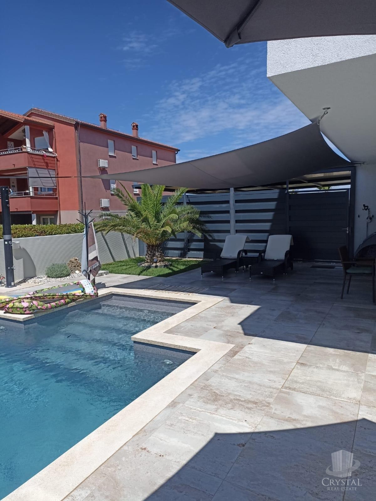 Appartamento di lusso con piscina riscaldata, splendido e funzionale giardino e posto auto coperto e chiudibile per quattro veicoli