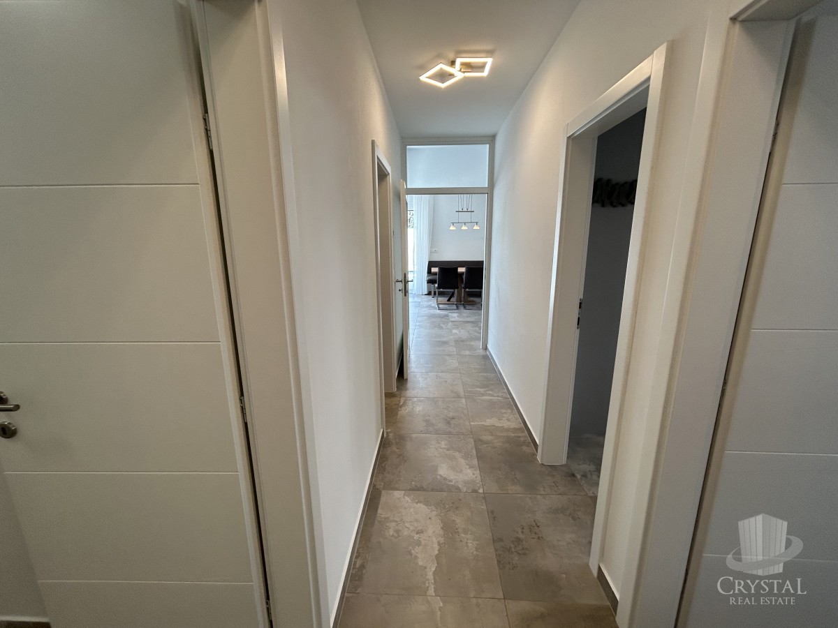 Appartamento di lusso con piscina riscaldata, splendido e funzionale giardino e posto auto coperto e chiudibile per quattro veicoli