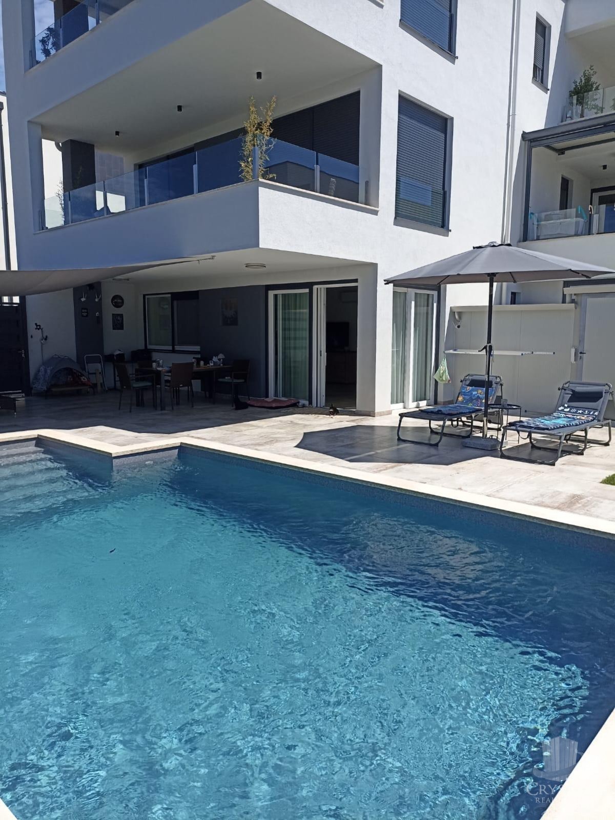 Appartamento di lusso con piscina riscaldata, splendido e funzionale giardino e posto auto coperto e chiudibile per quattro veicoli