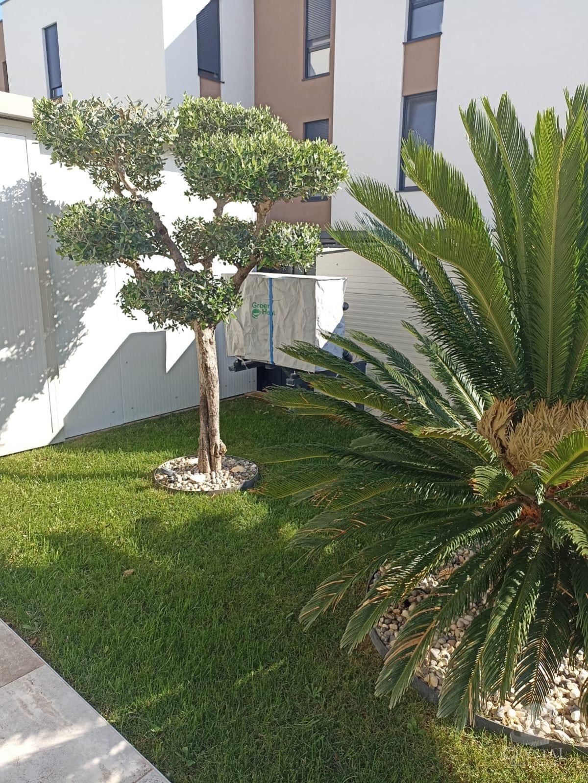 Appartamento di lusso con piscina riscaldata, splendido e funzionale giardino e posto auto coperto e chiudibile per quattro veicoli