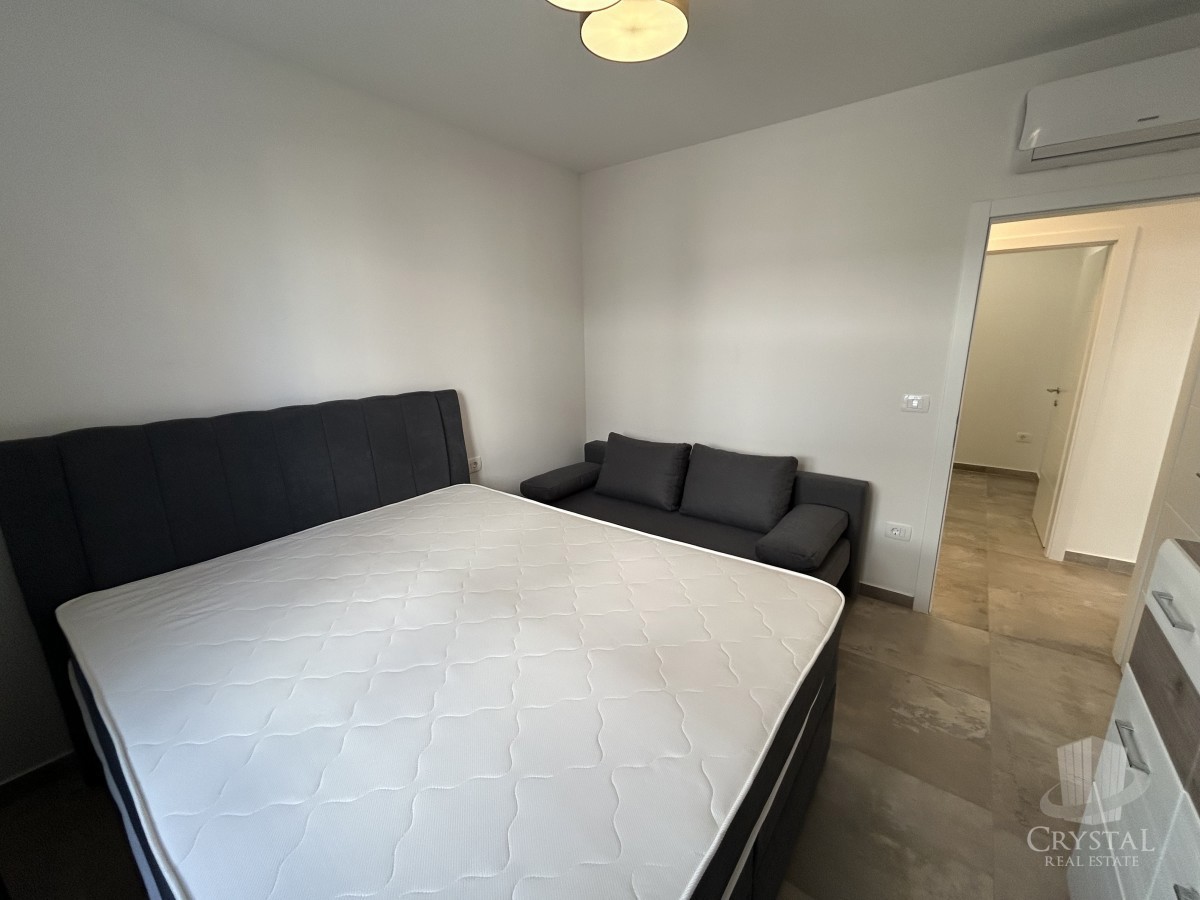 Appartamento di lusso con piscina riscaldata, splendido e funzionale giardino e posto auto coperto e chiudibile per quattro veicoli