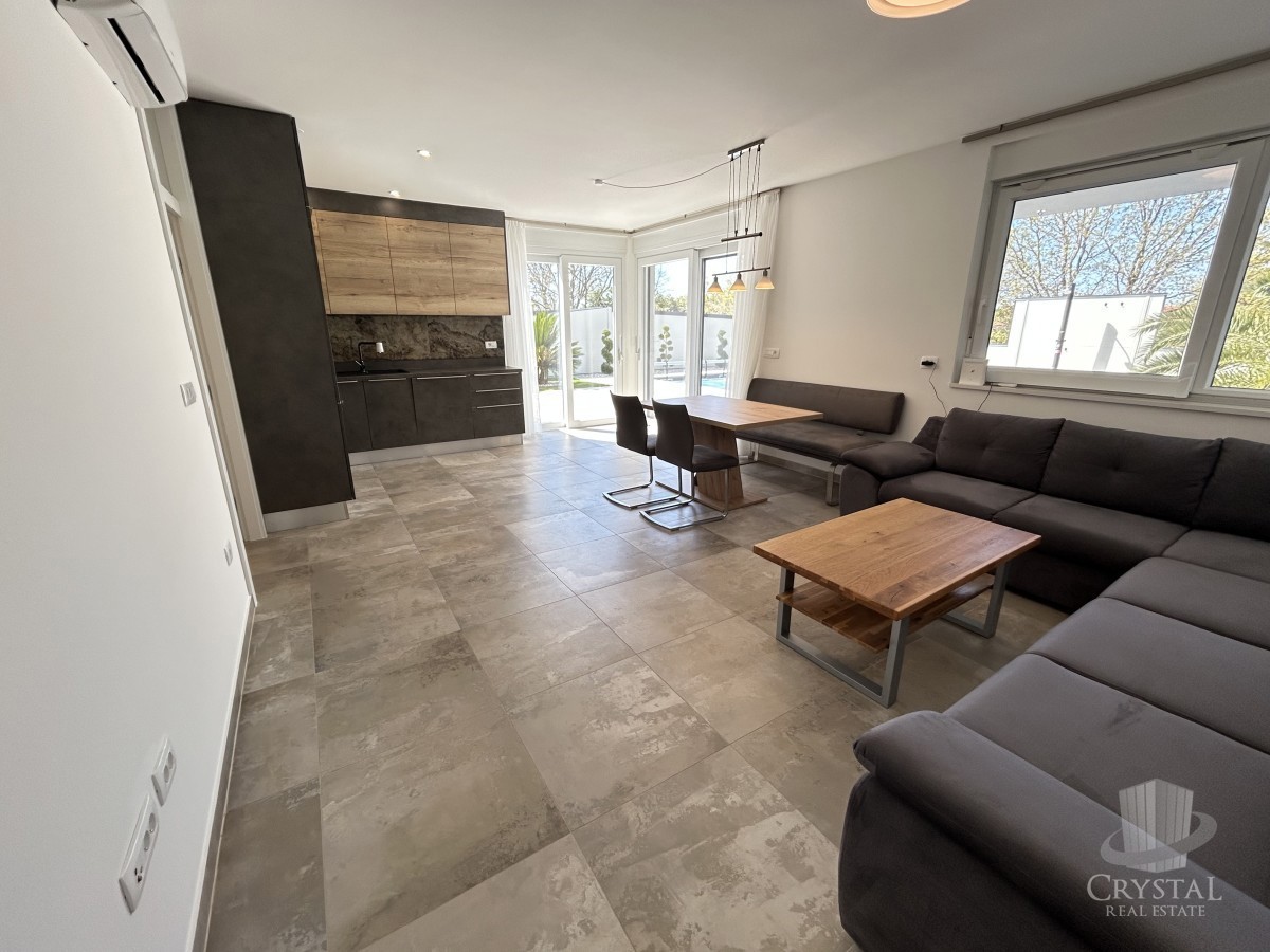 Appartamento di lusso con piscina riscaldata, splendido e funzionale giardino e posto auto coperto e chiudibile per quattro veicoli