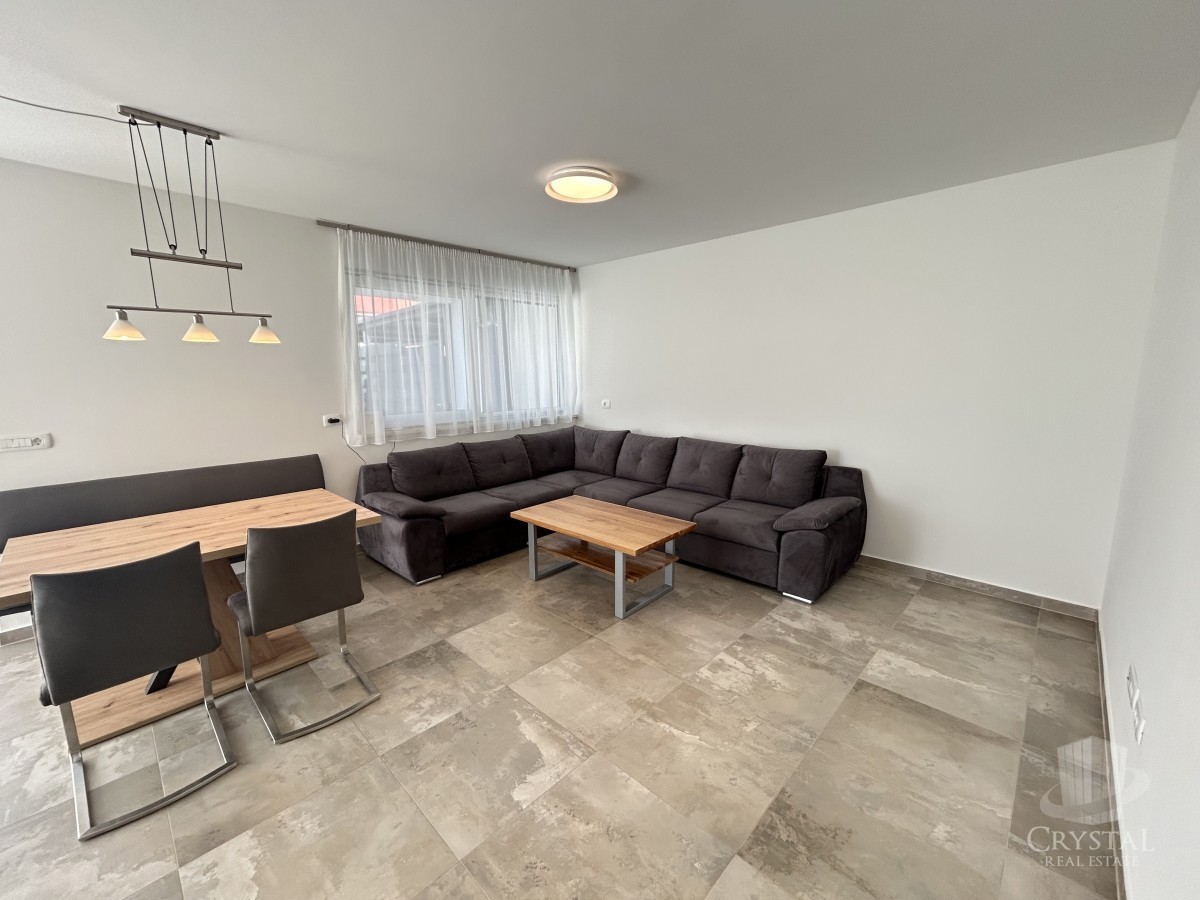 Appartamento di lusso con piscina riscaldata, splendido e funzionale giardino e posto auto coperto e chiudibile per quattro veicoli