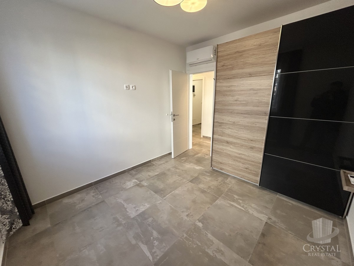 Appartamento di lusso con piscina riscaldata, splendido e funzionale giardino e posto auto coperto e chiudibile per quattro veicoli