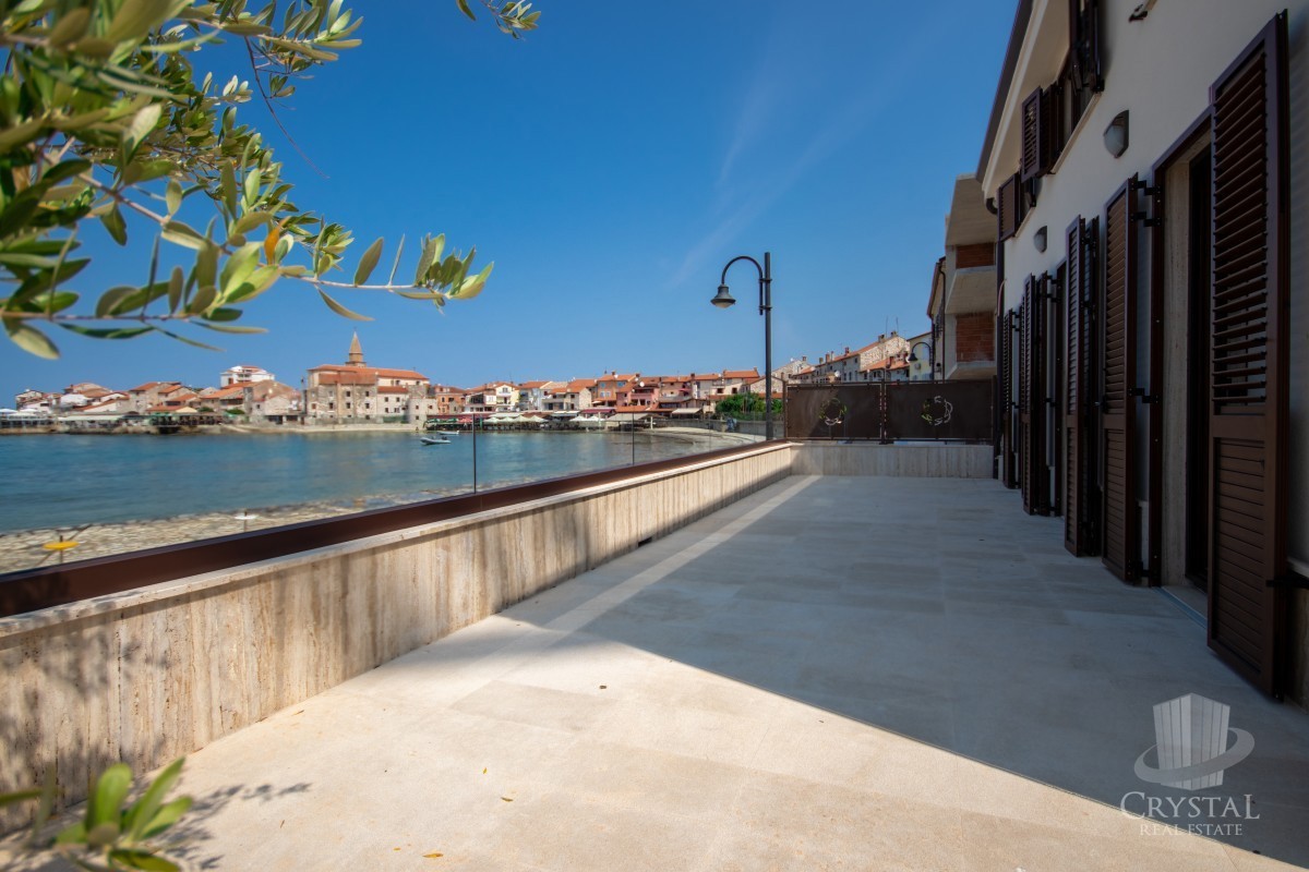 Villa lungo la costa di Umago, prima fila sul mare