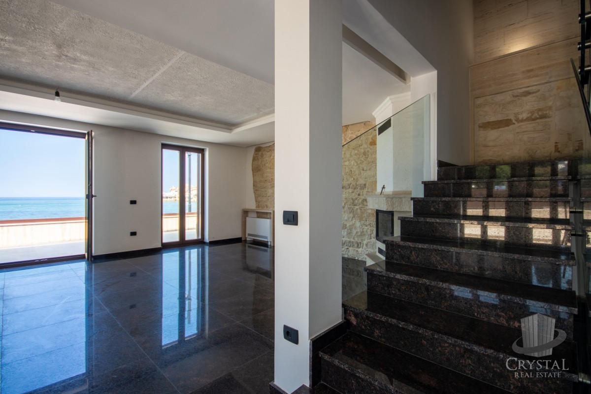 Villa lungo la costa di Umago, prima fila sul mare