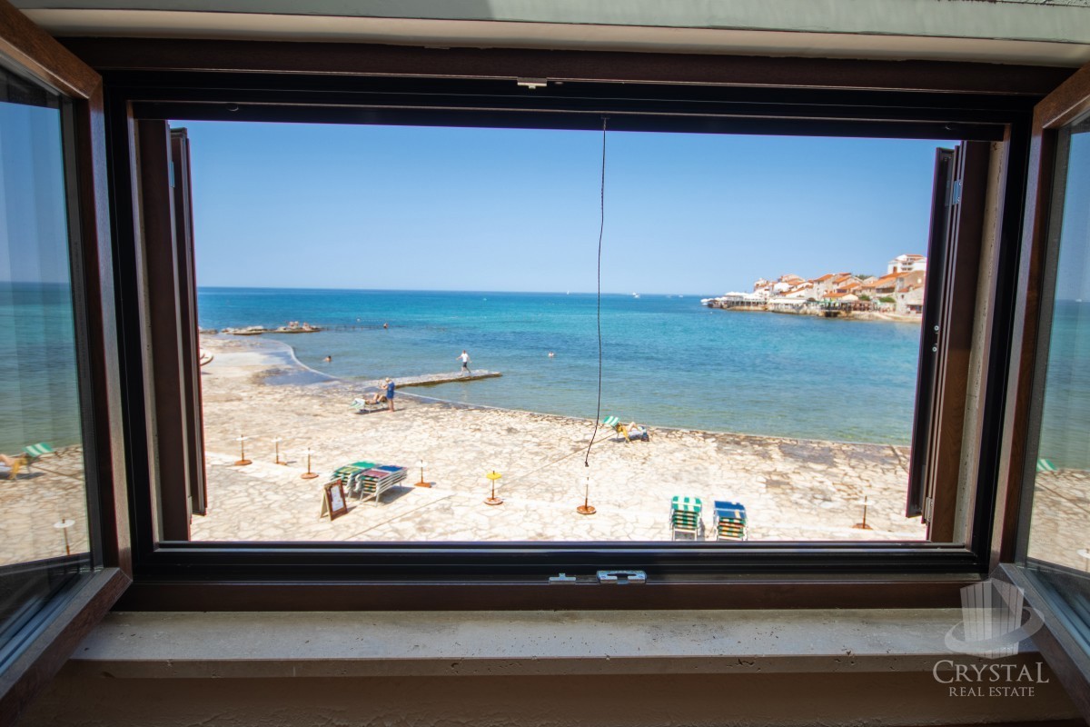Villa lungo la costa di Umago, prima fila sul mare