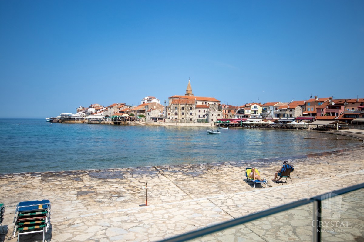Villa lungo la costa di Umago, prima fila sul mare
