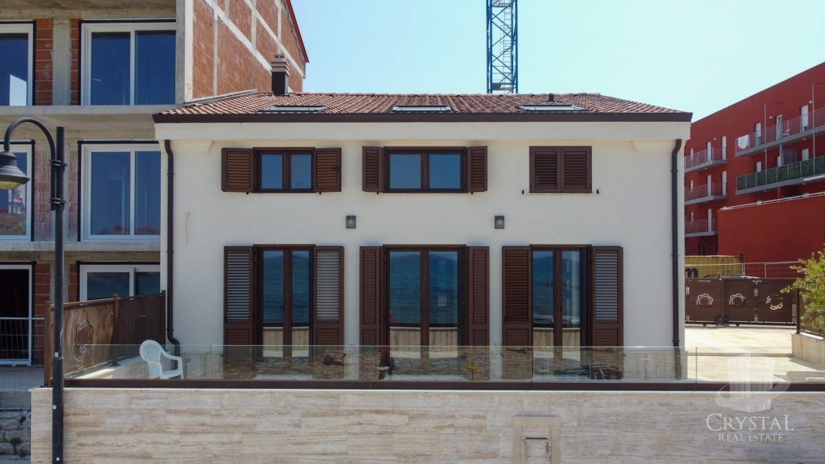 Villa lungo la costa di Umago, prima fila sul mare
