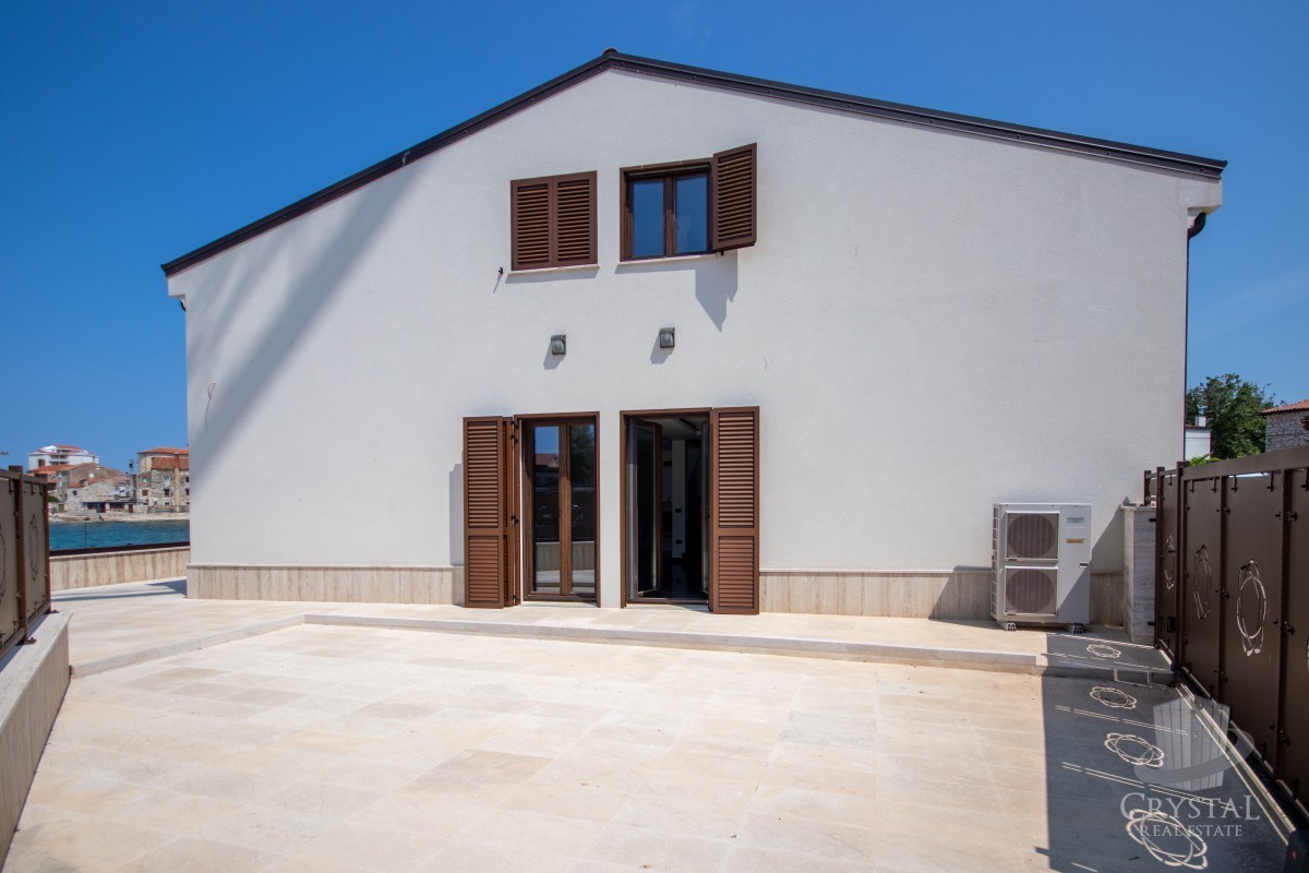 Villa lungo la costa di Umago, prima fila sul mare