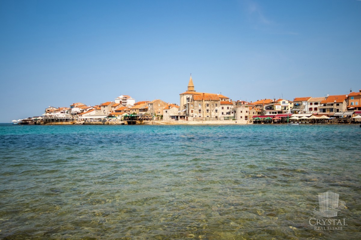 Villa lungo la costa di Umago, prima fila sul mare
