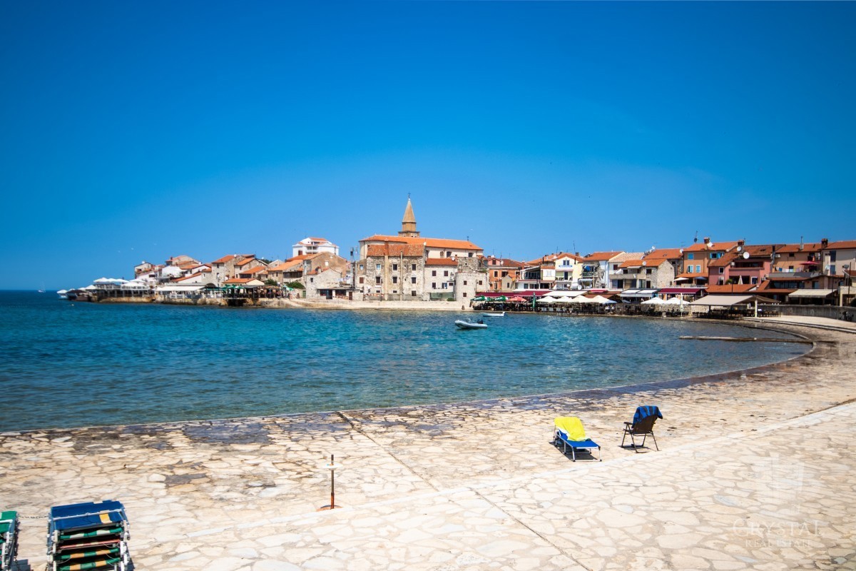 Villa lungo la costa di Umago, prima fila sul mare