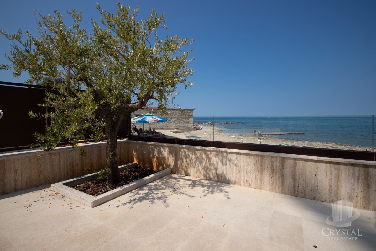 Villa lungo la costa di Umago, prima fila sul mare