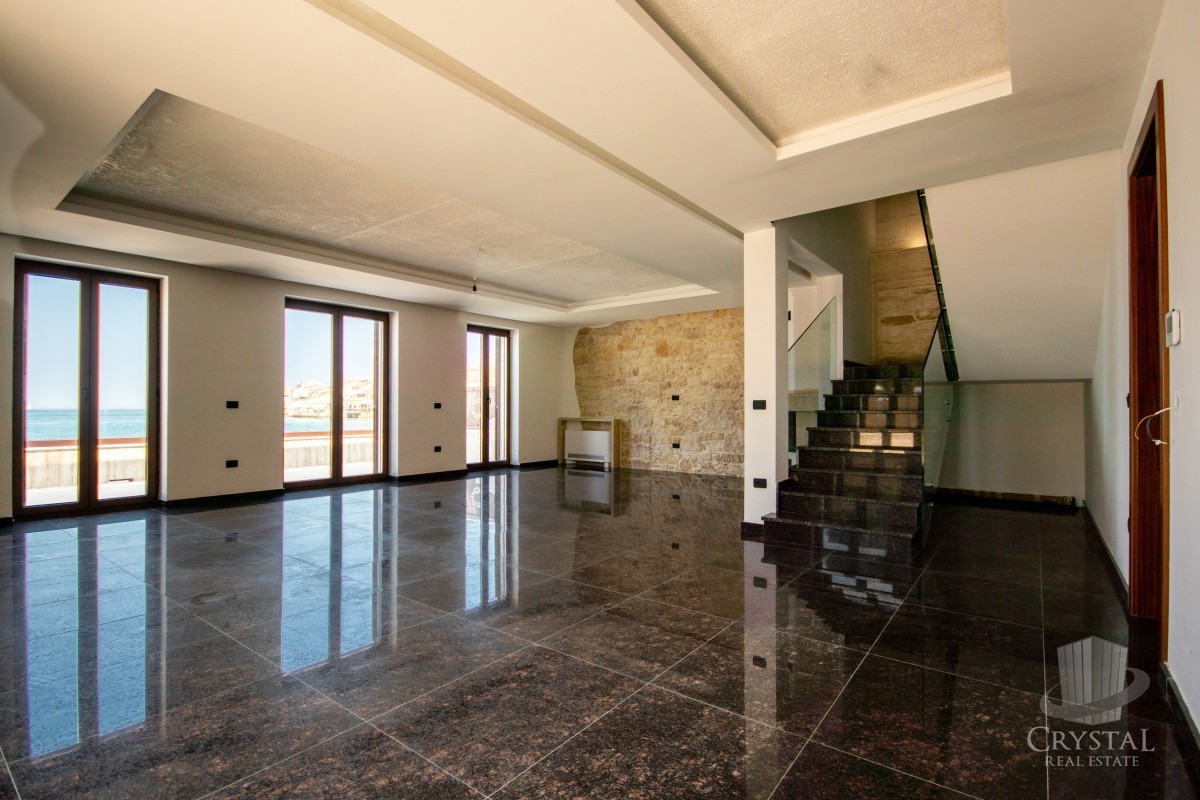 Villa lungo la costa di Umago, prima fila sul mare