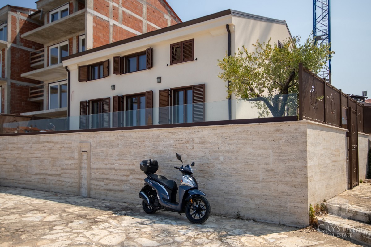 Villa lungo la costa di Umago, prima fila sul mare