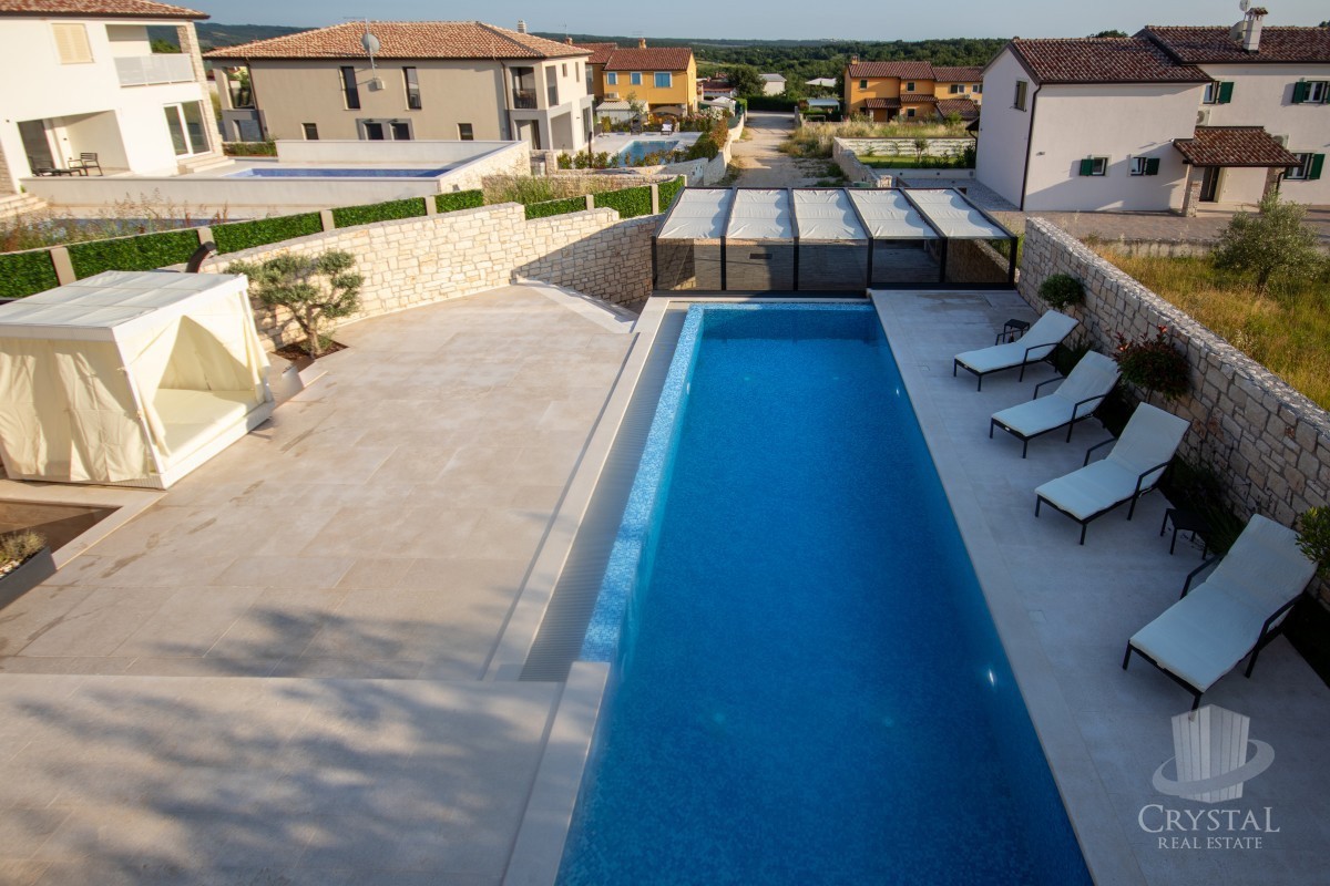 Villa bifamiliare con piscina, a 7 km da Novigrad