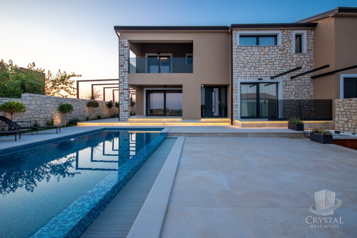 Villa bifamiliare con piscina, a 7 km da Novigrad