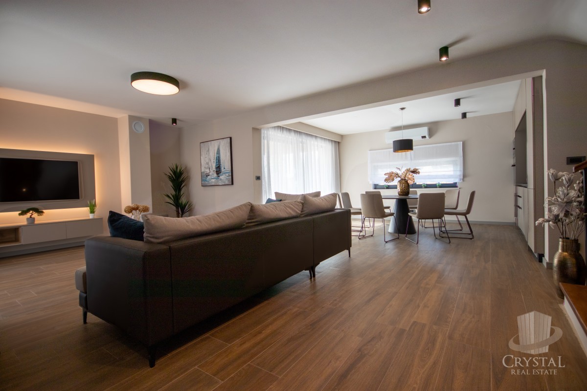 Villa bifamiliare con piscina, a 7 km da Novigrad