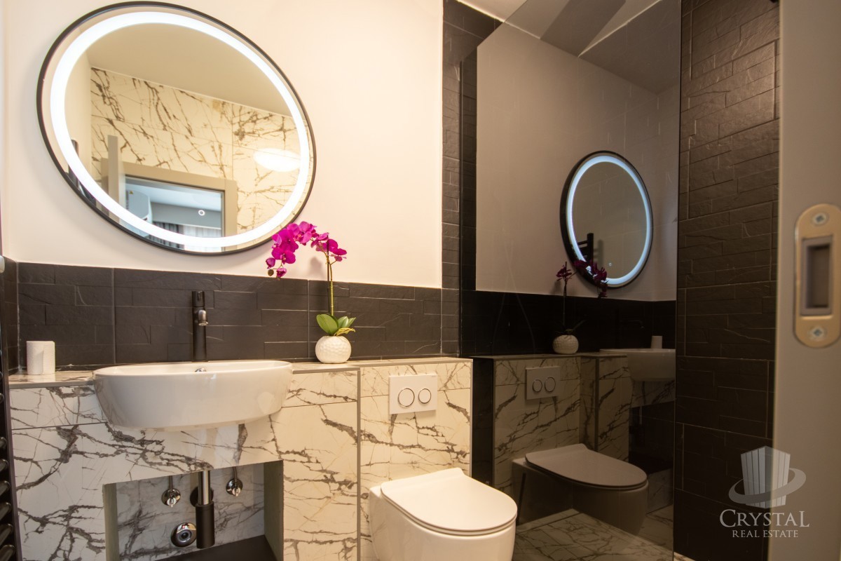 Villa bifamiliare con piscina, a 7 km da Novigrad