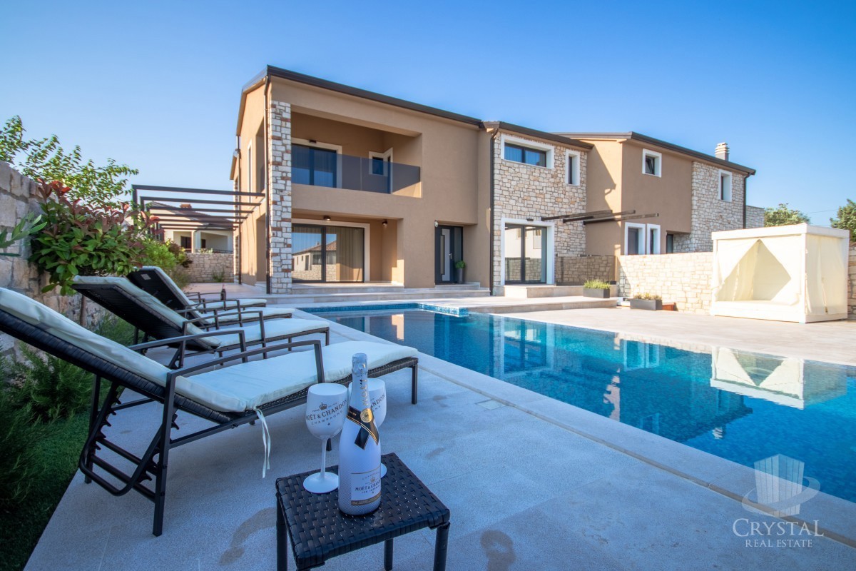 Villa bifamiliare con piscina, a 7 km da Novigrad