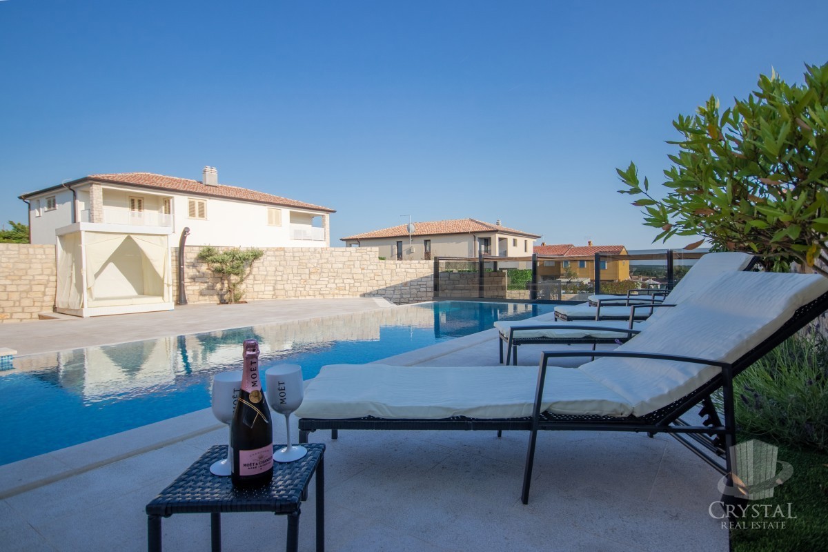 Villa bifamiliare con piscina, a 7 km da Novigrad