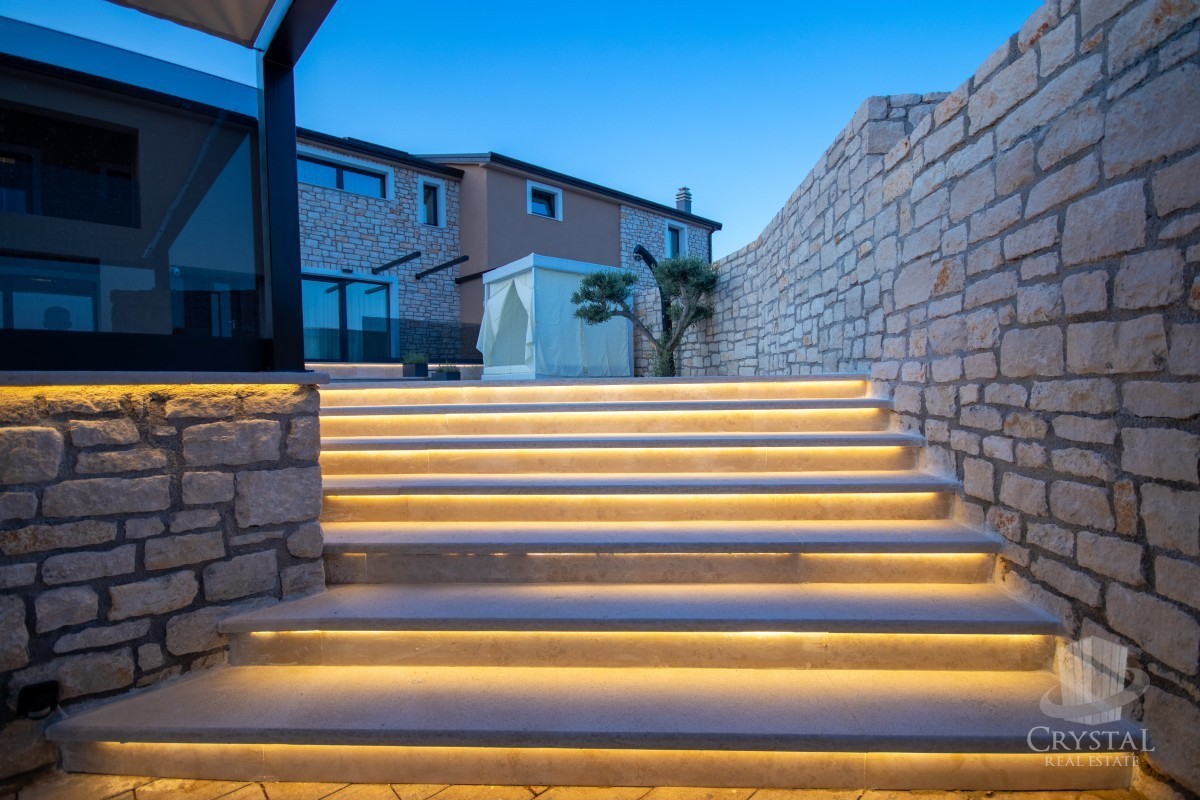 Villa bifamiliare con piscina, a 7 km da Novigrad