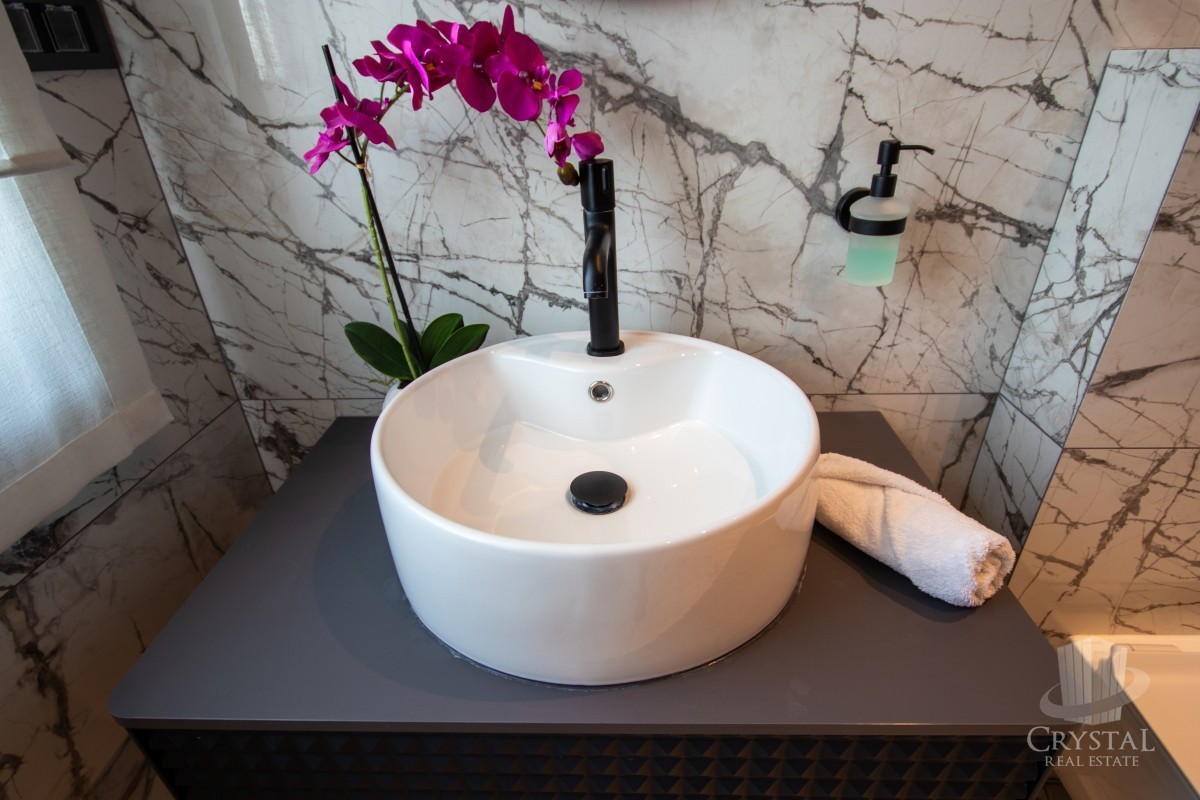 Villa bifamiliare con piscina, a 7 km da Novigrad