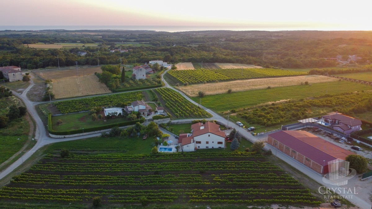 Villa bifamiliare con piscina, a 7 km da Novigrad