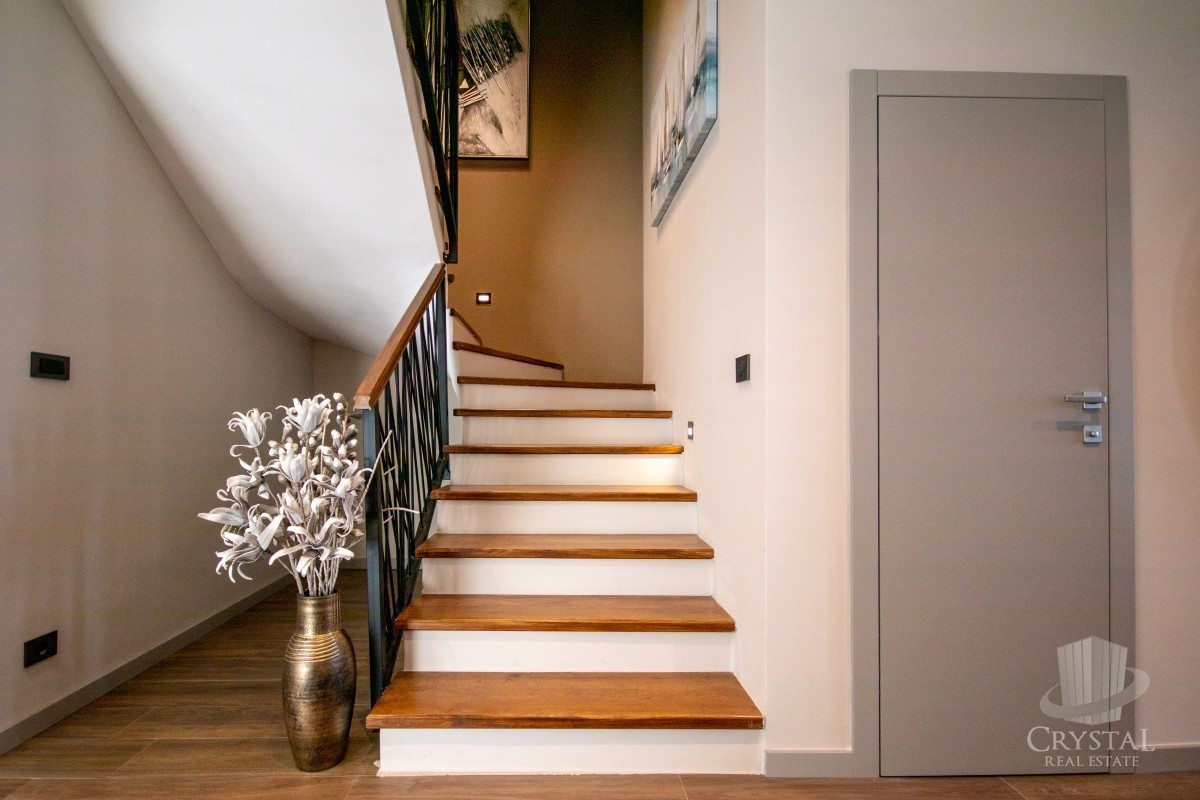 Villa bifamiliare con piscina, a 7 km da Novigrad