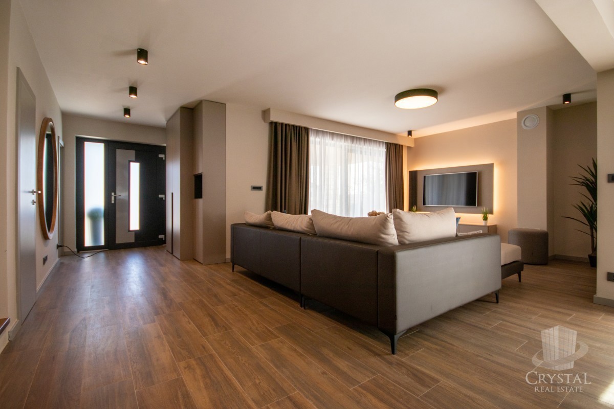 Villa bifamiliare con piscina, a 7 km da Novigrad