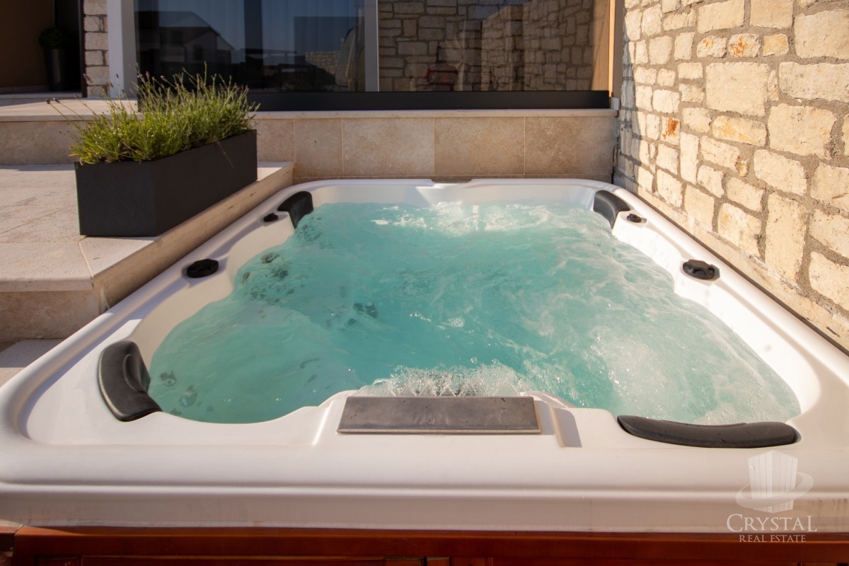 Villa bifamiliare con piscina, a 7 km da Novigrad