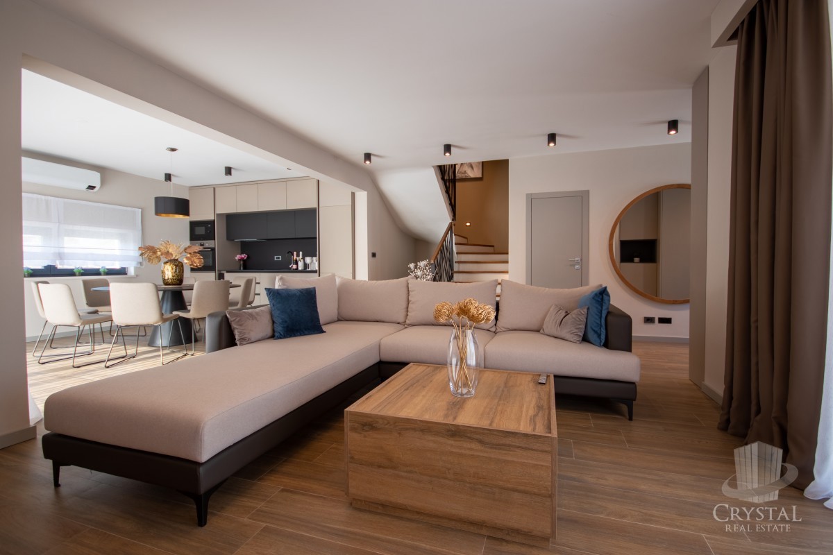 Villa bifamiliare con piscina, a 7 km da Novigrad