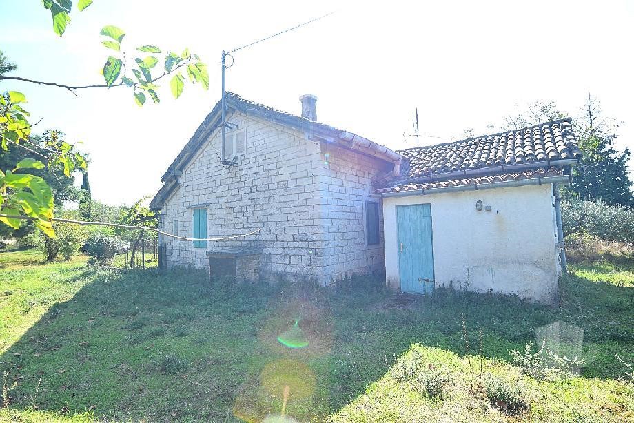 Vecchia casa in pietra vicino a Umago