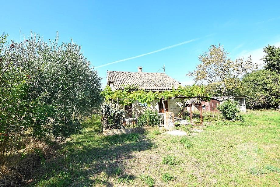 Vecchia casa in pietra vicino a Umago