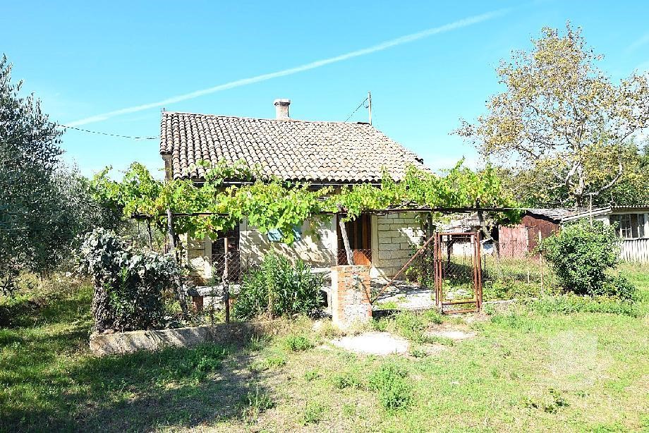 Vecchia casa in pietra vicino a Umago