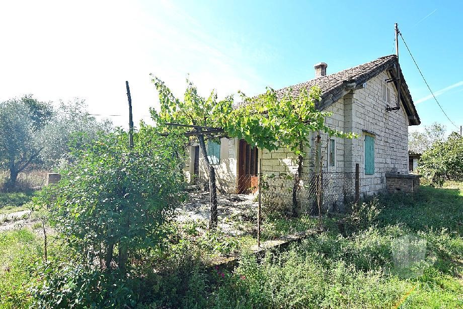 Vecchia casa in pietra vicino a Umago