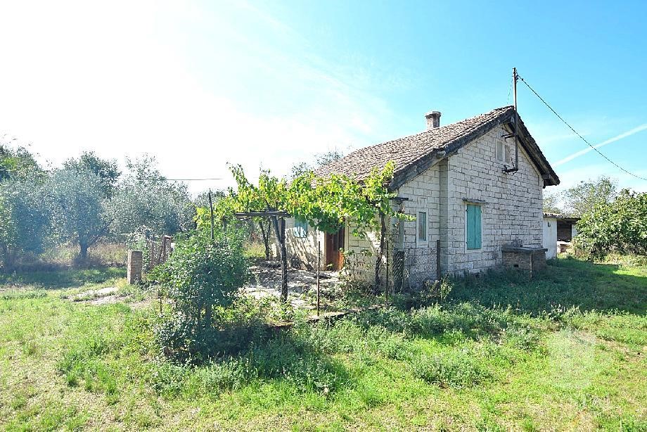 Vecchia casa in pietra vicino a Umago