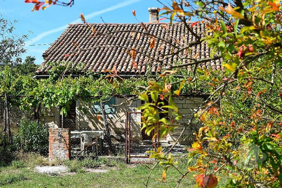 Vecchia casa in pietra vicino a Umago