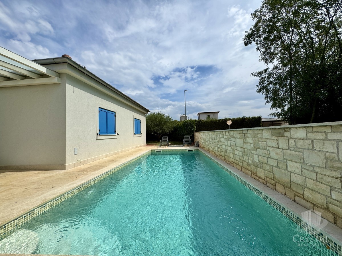 Casa unifamiliare attraente con piscina nei dintorni di Novigrad