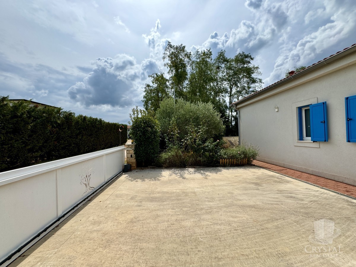 Casa unifamiliare attraente con piscina nei dintorni di Novigrad